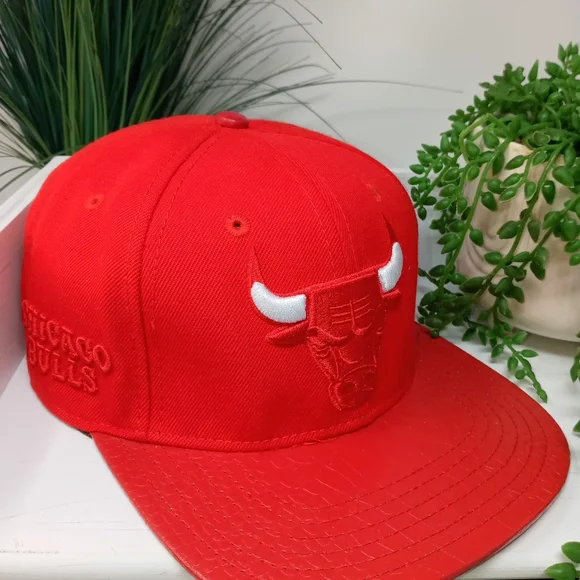 Chicago Bulls Adjustable Faux Leather Bill With NBA Logo Cap - Picture 3 of 10